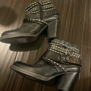 STEVE MADDEN chain and studded booty